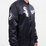 CHAMARRA AGO WHITE SOX CHEST HIT LOGO SATIN JACKET BLACK en STOCK