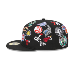 GORRA NEW ERA CAP NBA ALL OVER LOGO 59FIFTY CERRADA en STOCK