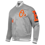 CHAMARRA TIMORE ORIOLES OLD ENGLISH RIB SATIN JACKET GRAY en STOCK