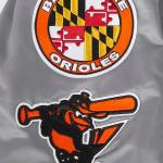 CHAMARRA TIMORE ORIOLES OLD ENGLISH RIB SATIN JACKET GRAY en STOCK