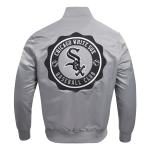CHAMARRA AGO WHITE SOX CREST EMBLEM SATIN JACKET GRAY en STOCK