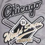 CHAMARRA AGO WHITE SOX CREST EMBLEM SATIN JACKET GRAY en STOCK