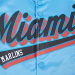 CHAMARRA MIAMI MARLINS SCRIPT TAIL MENS SATIN JACKET UNIVERSITY BLUE en STOCK